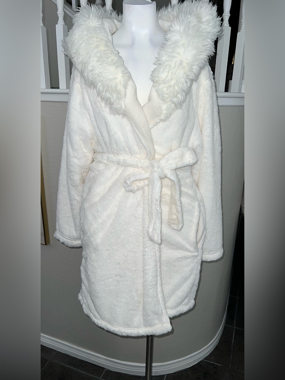 Topshop Ivory Women's Plush Faux-Fur Hooded Robe